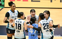 ‘4명 두 자릿수 득점’ GS칼텍스, 현대건설 꺾고 1승1패·조 2위로 준결승 진