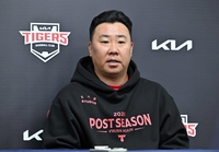 [포토]1차전 앞두고 인터뷰 하는 KIA 이범호 감독