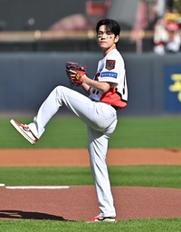 [포토]KIA ‘승리 요정’ 데이식스 원필의 시구