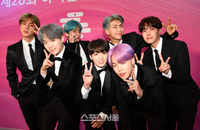 BTS 칠레 공연장 주변서 15명 체포…경찰은 ‘아미’ 향해 “훌륭했다” 극찬