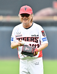 [포토]준PO 2차전 시구하는 김의성