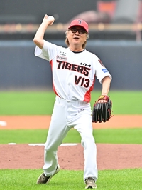 [포토]배우 김의성의 시구