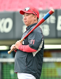 [포토]훈련 지켜보는 KIA 이범호 감독