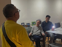 윤여정의 소박한 팔순 파티…김수철→정재승 함께했다