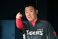 ‘3-0 셧아웃’ 이범호 감독 “아쉬운 대목 없어…삼성은 우리보다 강팀, 강하게 붙겠다” [준PO3]