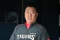 [포토]KIA 이범호 감독, 1승만 더!