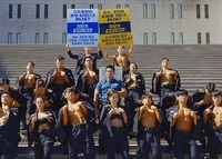 “경찰관들이 왜 춤을?” 근육질 몸짱 경찰들의 반전 군무…SNS 10만뷰 ‘화제’