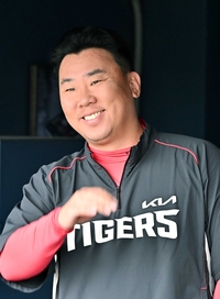 [포토]환하게 웃으며 선수들과 인사 나누는 KIA 이범호 감독