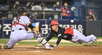 [포토]KIA 이호현, 과감하게 파고 들었는데...