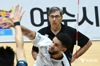허리 수술 후 여수 깜짝 등장, 우승 지켜 본 헤난 감독 “내 자리 대체할 코치 있다, 한 팀으로 이뤄낸 성과”[현장인터뷰]