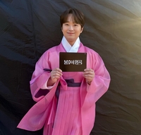 이찬원, 분홍빛 한복 입고 ‘역사 해설가’ 변신…경복궁도 접수