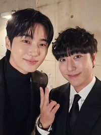 “얼굴 1m 내려준” 변우석과 투샷 남긴 궤도, “호모사피엔스 맞나 의심”