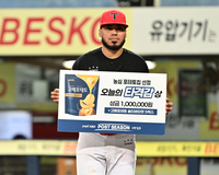 [포토] 카스트로, PO1차전 ‘오늘의 타격감 상’ 수상