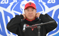 [포토] 이범호 감독 ‘오늘도 승리를’
