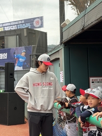 코치 문동주·박성한이요? 꿈나무들 좋았겠네!…김태균 야구캠프, 유소년 52명과 함께한 특별한 하루