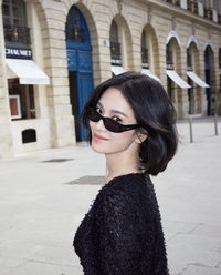 송혜교, 나이를 잊은 미모…블랙 원피스 입고 티아라까지 ‘고혹적 미모’ 폭발