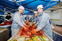 행복공감봉사단, 박하선과 담근 김치 1300포기…취약계층 500가구에 나눔