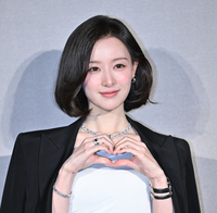“의사가운 벗으니 여신”…닥터X 김지원, 청담동 행사장 발칵 뒤집은 압도적 비주얼