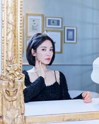 14년 소속사 떠난 송혜교, 파리서 ‘티아라’…12월엔 공유와 800억 대작