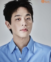 시력 잃은 아버지 위해 ‘듣는 소설’ 만들었던 박정민, 또 제작해 시각장애인에 기증