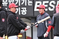 [포토]이야기 나누는 KIA 이범호 감독과 하주석