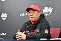 [포토]삼성과 PO 3차전 치르는 KIA 이범호 감독