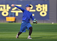 [포토]4차전 준비하는 삼성 김지찬
