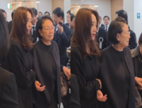 김혜수, 故 최불암 아내 귀가길 부축…“친딸처럼 곁 지켰다”