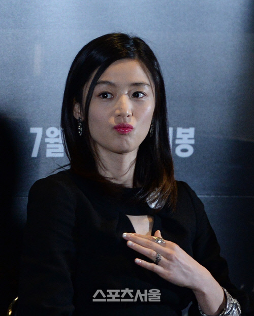 [SS포토] \'암살\' 전지현, 가슴 노출은 안돼!