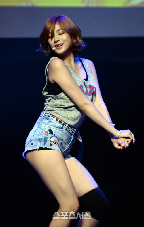 [SS포토]매력적인 옆 라인 뽀내는 에이핑크 오하영