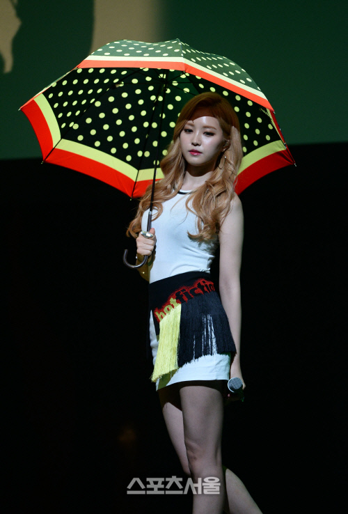 [SS포토]우산 아래서 섹시함 뽐내는 에이핑크 손나은