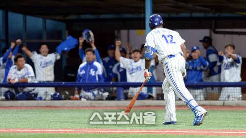 [SS포토] 삼성 나바로, 전반기 최종전에서 스리런포 폭발!