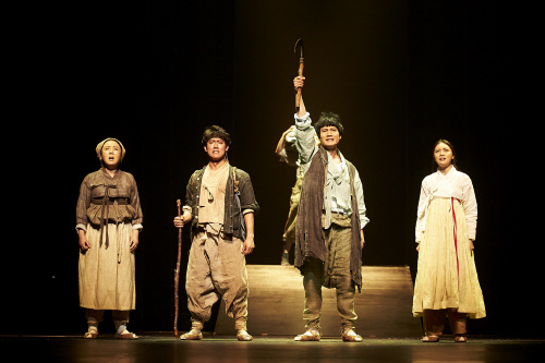 감골댁(김성녀), 대근, 득보(김병희), 수국(임혜영)
