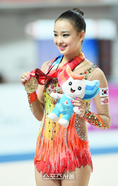 \'리듬체조 3관왕\' 손연재... \'유니버시아드를 지배했다\'