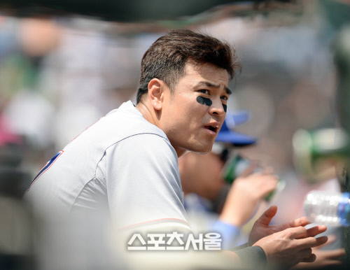 [SS포토] 경기 지켜보는 추신수