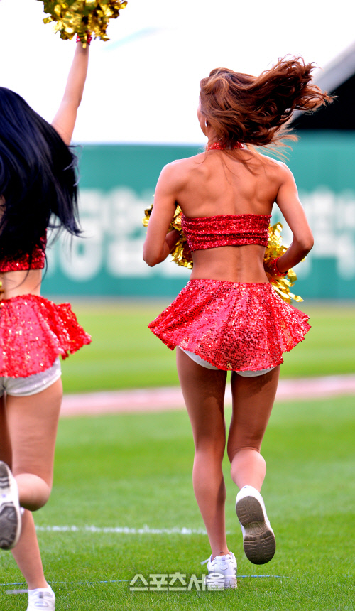 [SS포토]치어리더 배수현 \'등근육이 꿈틀꿈틀!\'