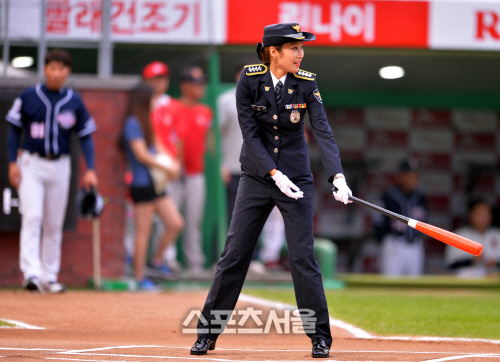 [SS포토]]시타하는 여경 이강아 씨 \'루틴도 있어요!\'