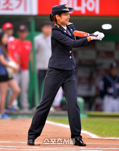 [SS포토]]시타하는 여경 이강아 씨 \'공이 어디간겨?\'