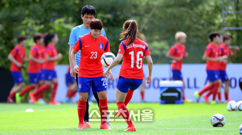 [SS포토]여자축구국가대표 이금민-서현숙, \'재밌게 잘해보자~\'