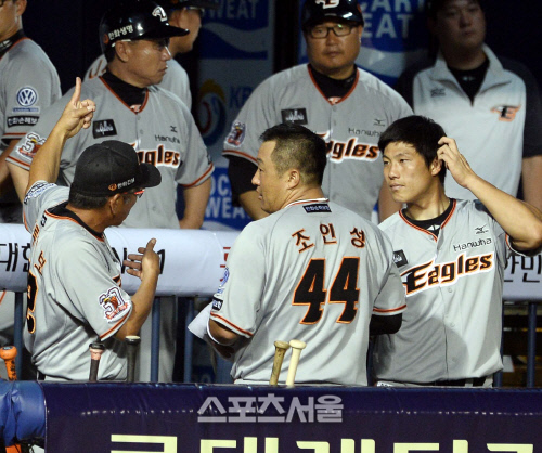 [SS포토]한화 조인성, 앉아 쏴 처음 보셨어요?