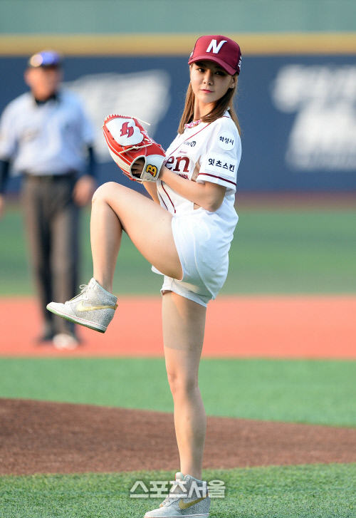 [SS포토]개그우먼 맹승지, 시원스런 핫팬츠 차림의 시구