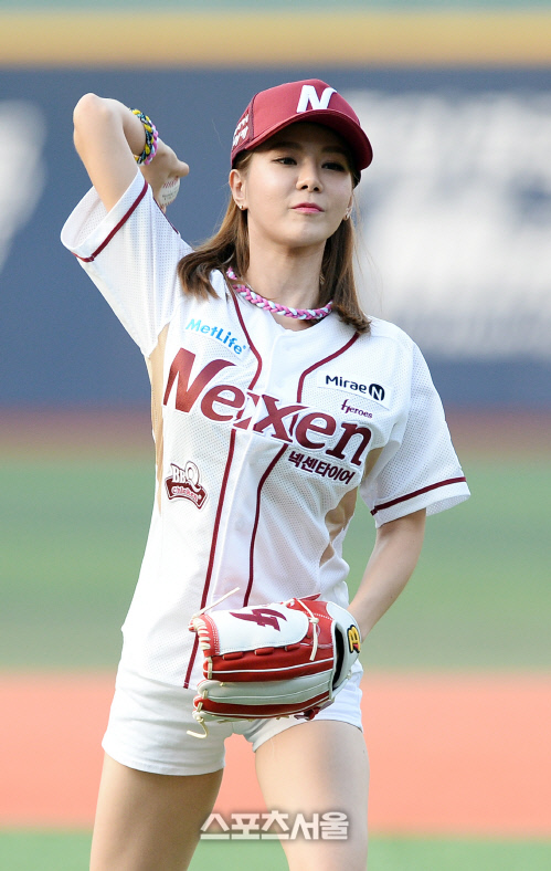 [SS포토]시구하는 맹승지, '시원스런 핫팬츠로!'