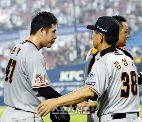 [SS포토]한화 김성근, 권혁이 있어 든든해