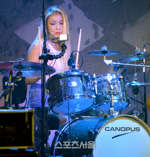 [SS포토] 원더걸스 컴백 유빈, 터프한 드러머로 변신!