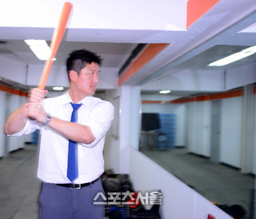 [SS포토]김선우 해설위원, \'메이저리그에서 안타 11개 친 타자입니다\'