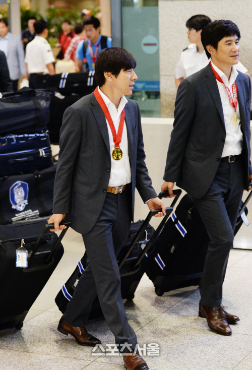 [SS포토] 동아시안컵 우승 신태용&박건하 코치, 우승 메달 반짝!