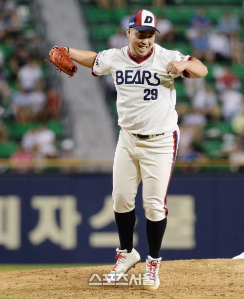 [SS포토] 두산 유희관, LG전 7회까지 1실점 호투에 환호로 마무리!