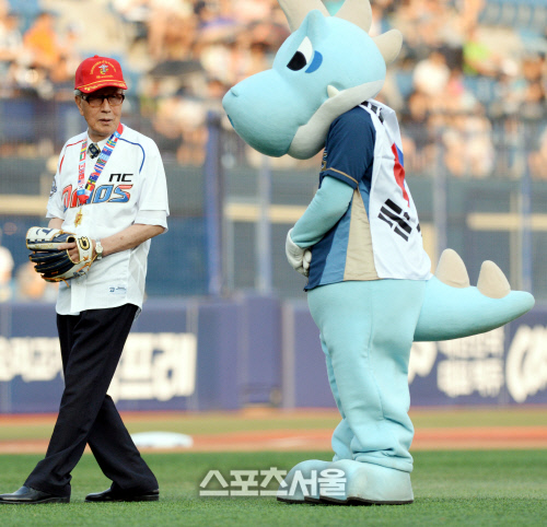 [SS포토] NC 다이노스 \'단디\'도 태극기? 광복절이니까!