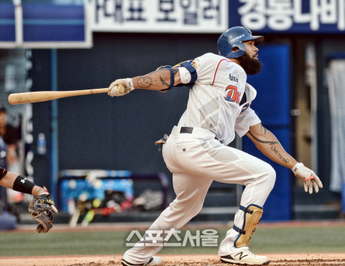 [SS포토] NC 테임즈, kt전 첫 타석부터 뜨거운 선취