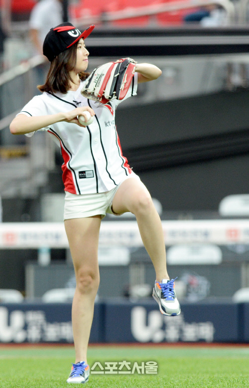 [SS포토] \'뇌색녀\' 최정문, 수원 구장에서의 시구 매력은?